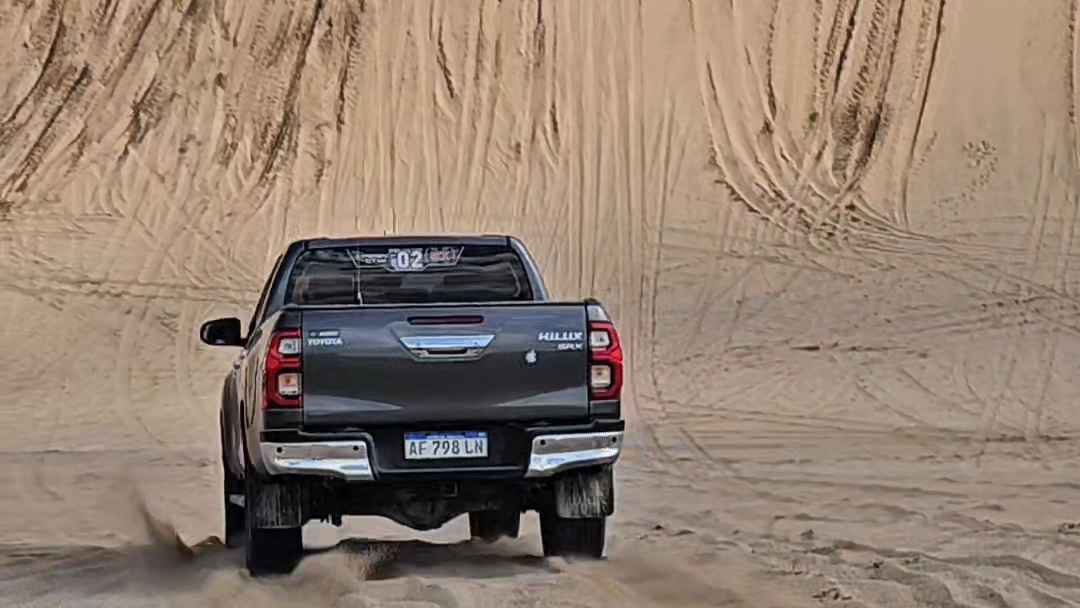 Hilux Challenging The Dune Climb Cartea