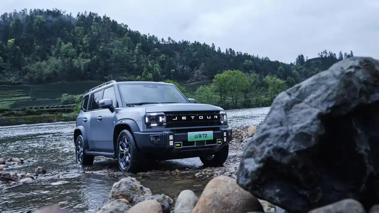 Comparison between Jetour T2 and Land Rover Defender in Performance and ...