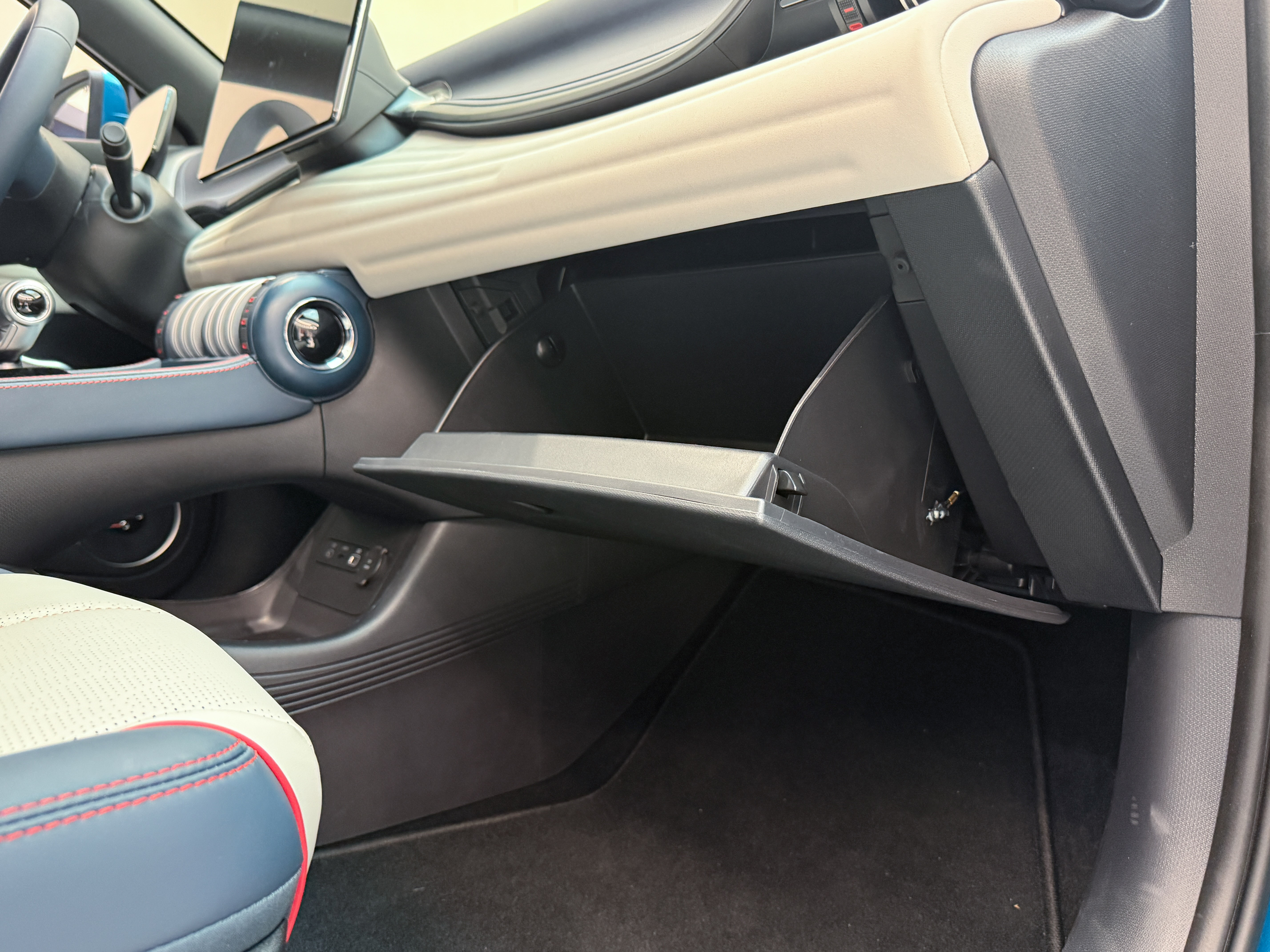 https://gcc-1307444343.cos.accelerate.myqcloud.com/cc/car-image/9240c043