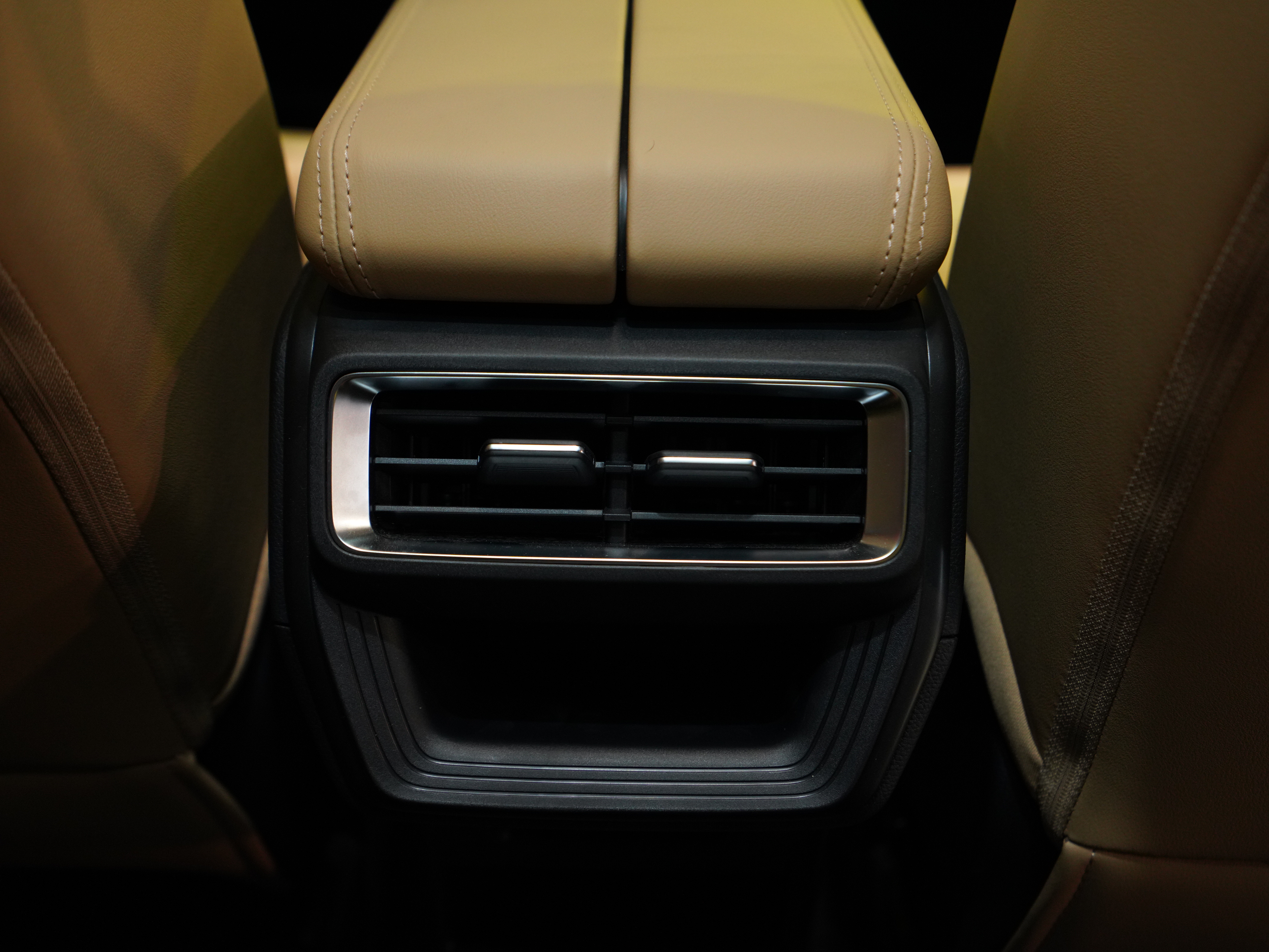 https://gcc-1307444343.cos.accelerate.myqcloud.com/cc/car-image/ae8f8a43