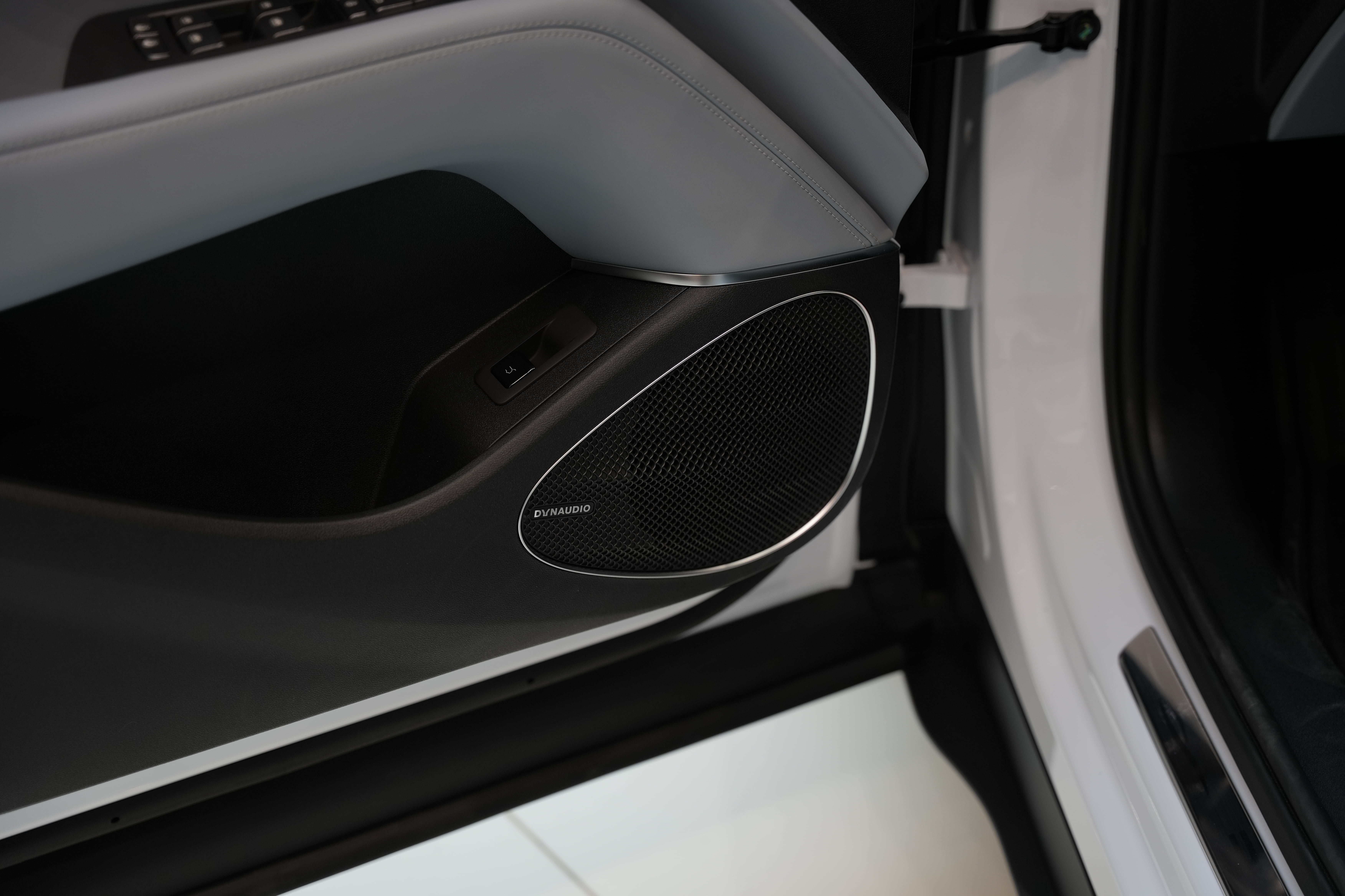 https://gcc-1307444343.cos.accelerate.myqcloud.com/cc/car-image/aeb1aaa4
