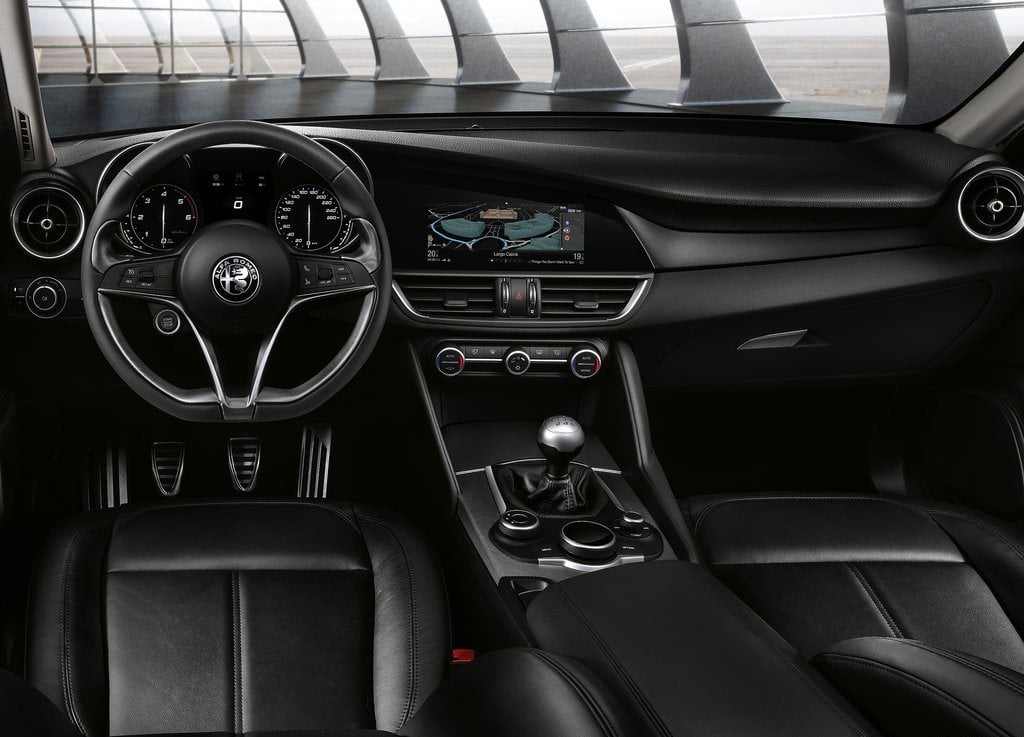 https://gcc-1307444343.cos.accelerate.myqcloud.com/images/067245/r_960x540/generations/generation_64a6434d69bb9_alfa-romeo-giulia-interior-cockpit.jpg