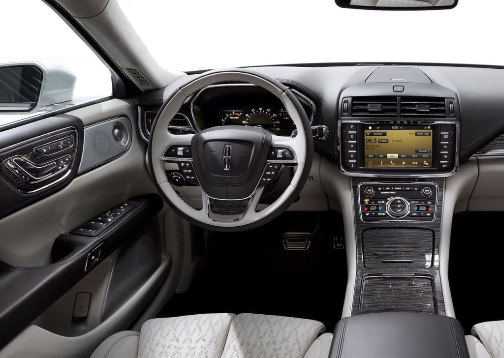 https://gcc-1307444343.cos.accelerate.myqcloud.com/images/08b921/r_960x540/generations/generation_64a6479abce37_lincoln-continental-interior-cockpit.jpg