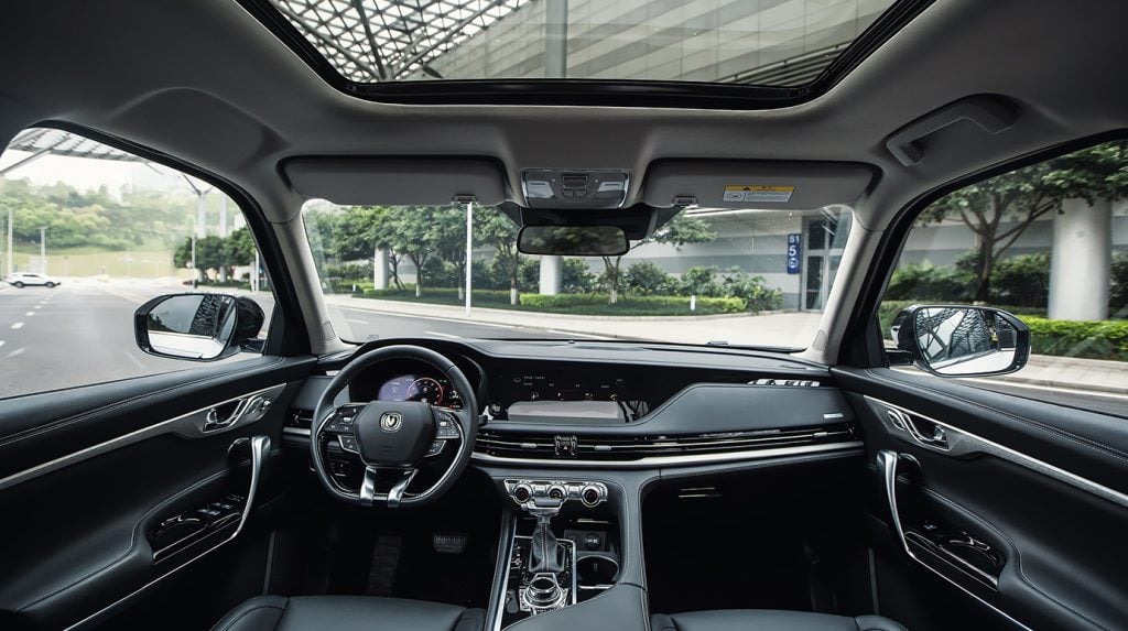 https://gcc-1307444343.cos.accelerate.myqcloud.com/images/096df4/r_960x540/generations/generation_649454aea5c67_changan-cs95-interior-cockpit.jpg