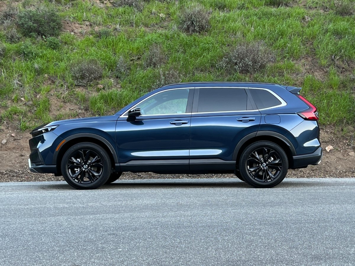 https://gcc-1307444343.cos.accelerate.myqcloud.com/images/0984f5/r_960x540/generations/generation_64e599fb70051_jdp_2023-honda-cr-v-sport-touring-blue-side-view.jpg