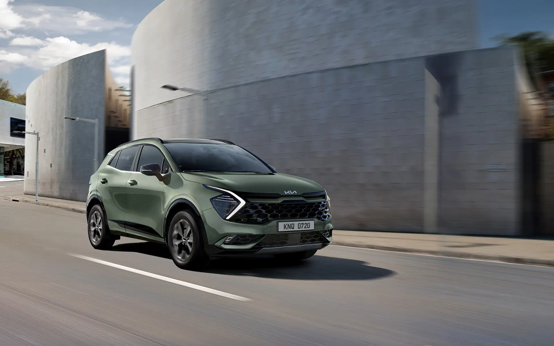 https://gcc-1307444343.cos.accelerate.myqcloud.com/images/0bde74/r_960x540/generations/generation_64945291a7f77_kia-sportage-exterior-front-right-angled.webp