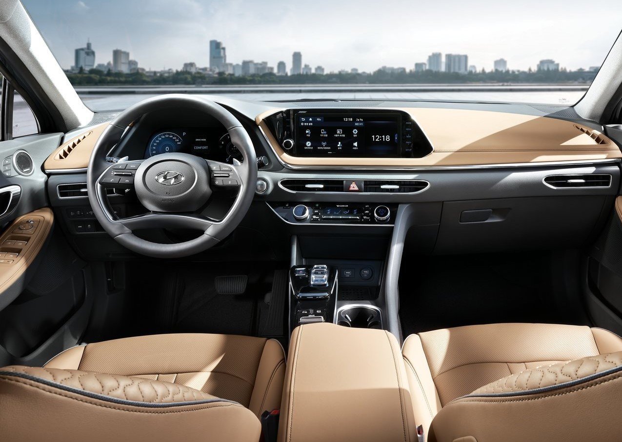 https://gcc-1307444343.cos.accelerate.myqcloud.com/images/0e9c56/r_960x540/generations/generation_649676551b971_hyundai-sonata-interior-cockpit.jpg