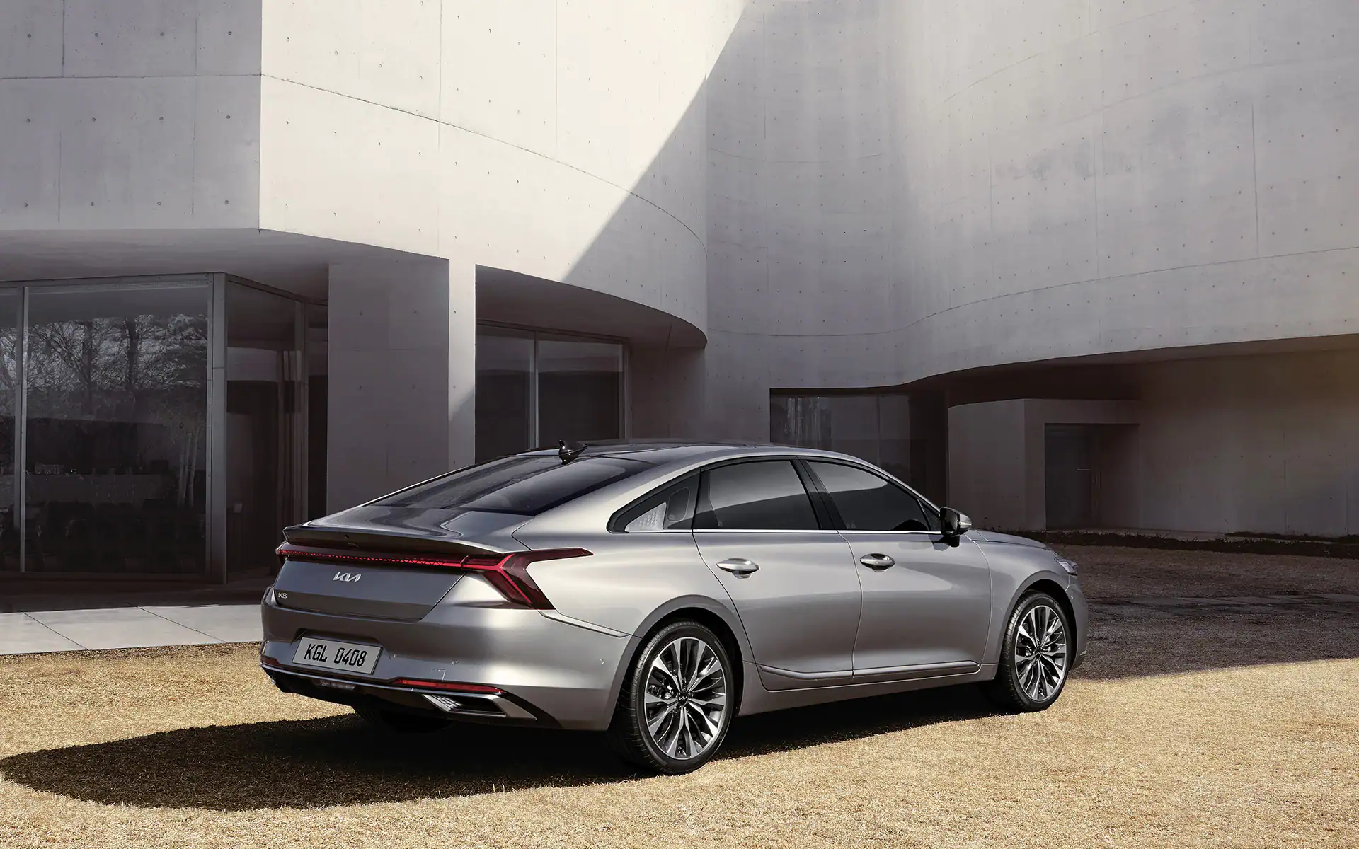 https://gcc-1307444343.cos.accelerate.myqcloud.com/images/10af03/r_960x540/generations/generation_64ab8e8895612_kia-k8-exterior-rear-left-angled.jpg