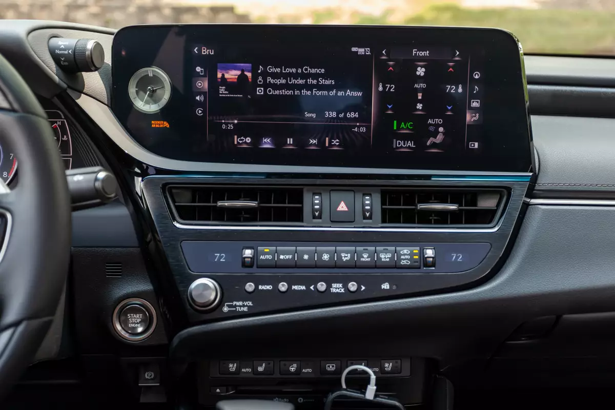 https://gcc-1307444343.cos.accelerate.myqcloud.com/images/11e277/r_960x540/generations/generation_64ae395381051_lexus-es-350-2022-35-center-stack-display-climate-control-interior-sedan-scaled.webp