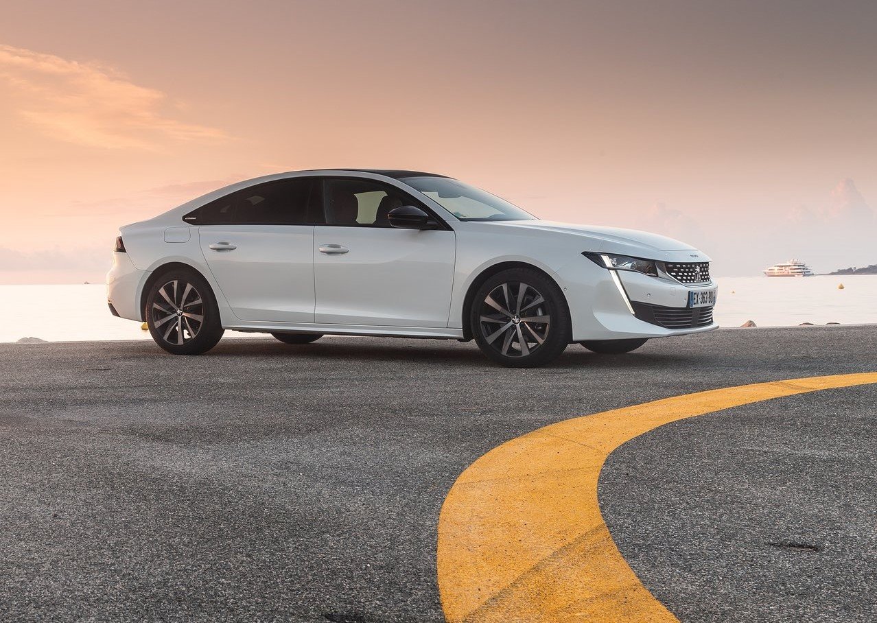 https://gcc-1307444343.cos.accelerate.myqcloud.com/images/12a6fd/r_960x540/generations/generation_6494444fbbc2f_peugeot-508-exterior-front-right-angled.jpg