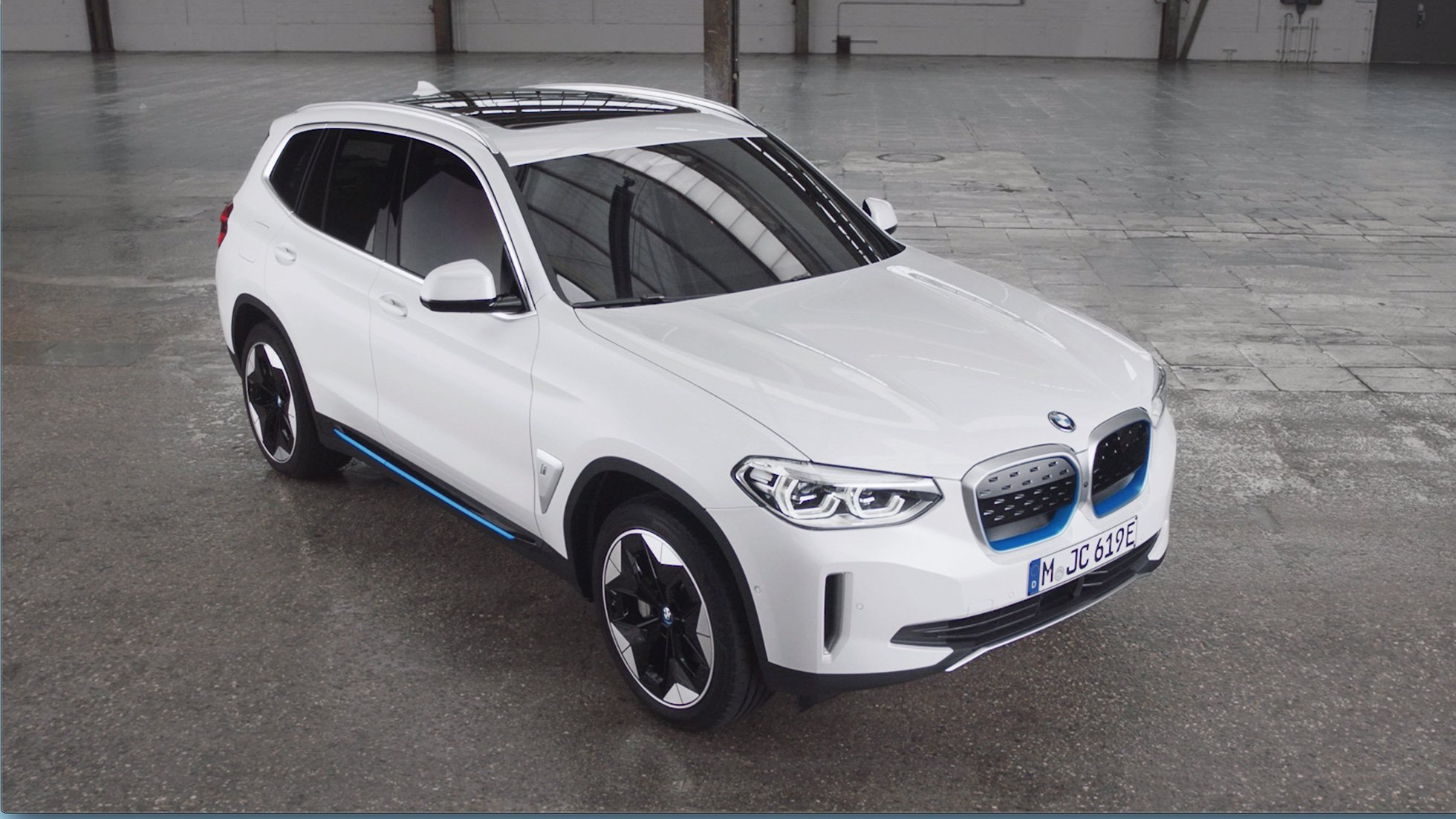 https://gcc-1307444343.cos.accelerate.myqcloud.com/images/15e35a/r_960x540/generations/generation_64aba61feef34_bmw-ix3-exterior-front-right-angled.jpg