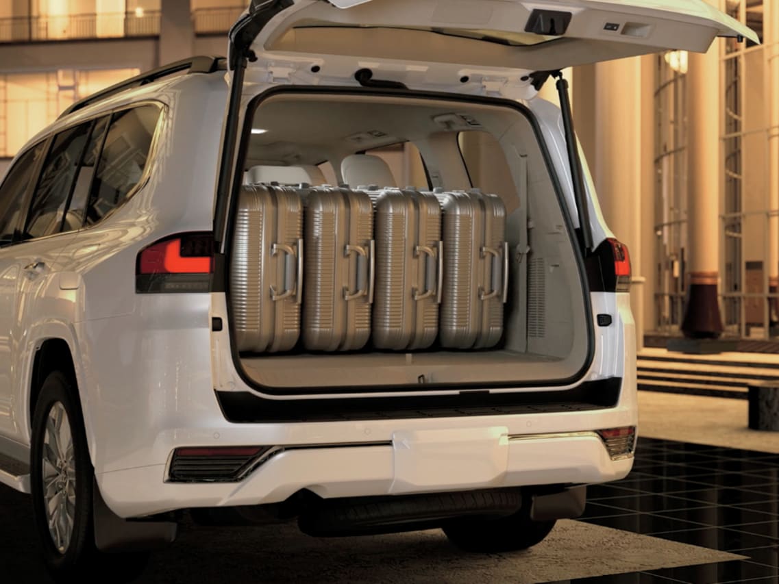 https://gcc-1307444343.cos.accelerate.myqcloud.com/images/185035/r_960x540/generations/generation_6494558f590fc_toyota-land-cruiser-interior-boot-space.jpg