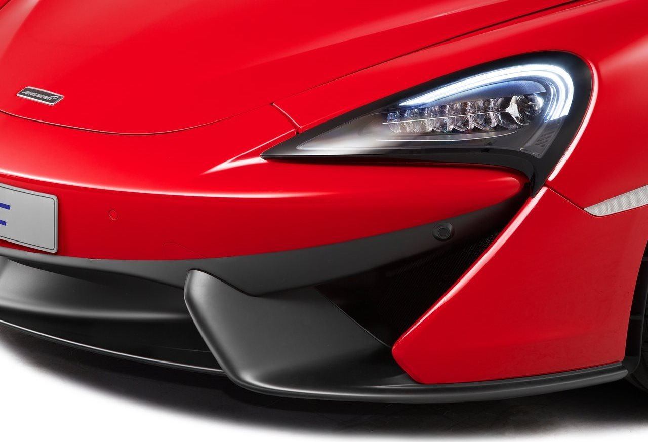 https://gcc-1307444343.cos.accelerate.myqcloud.com/images/19f7a1/r_960x540/generations/generation_64a628db340a1_mclaren-540c-exterior-headlight.jpg