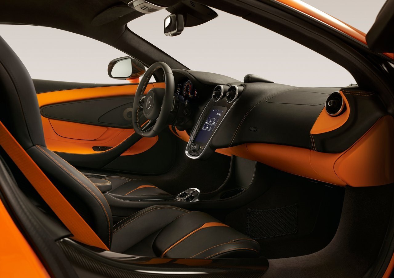 https://gcc-1307444343.cos.accelerate.myqcloud.com/images/213467/r_960x540/generations/generation_64a622fa243b0_mclaren-570s-interior-cockpit-view.jpg