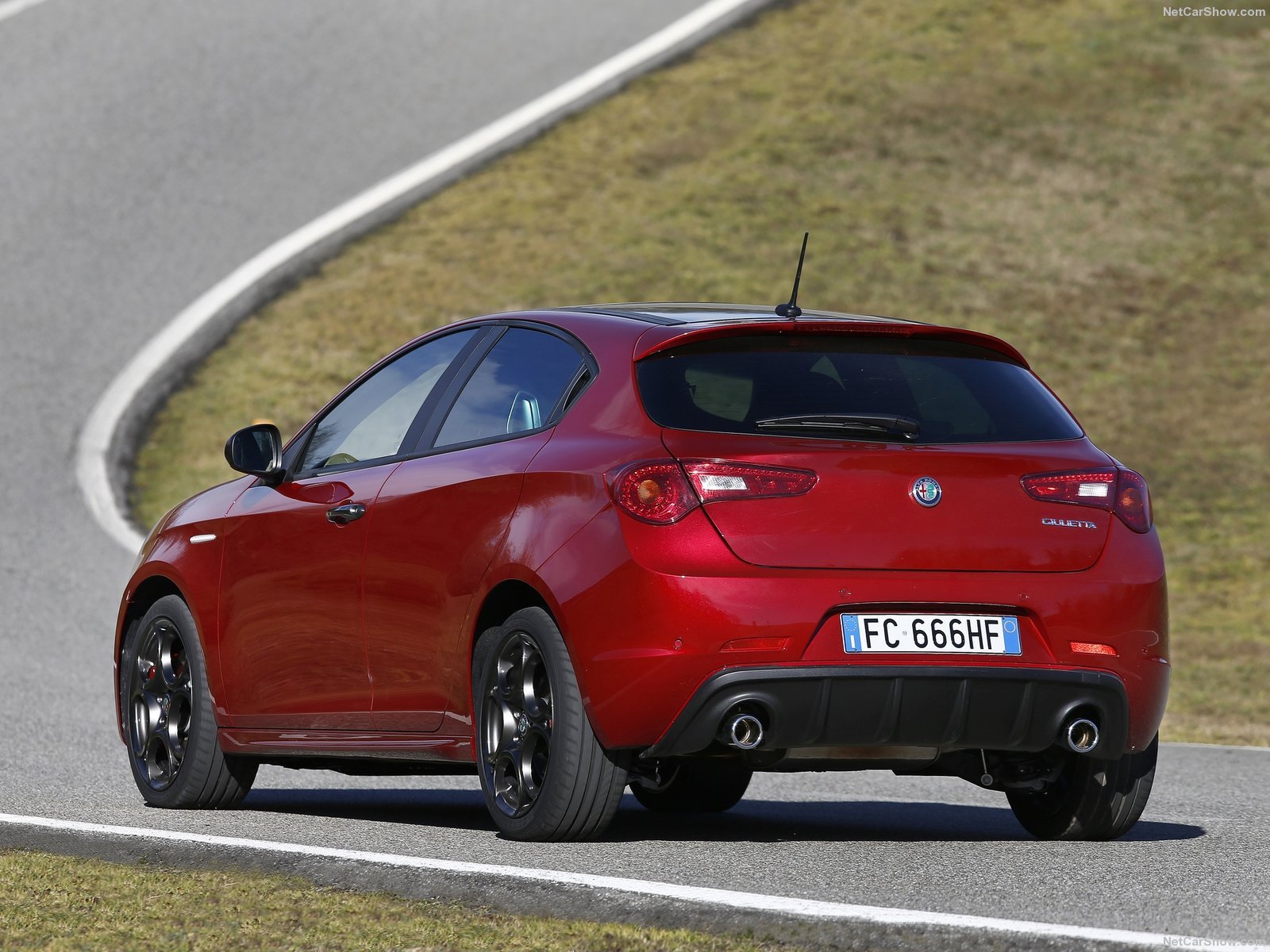 https://gcc-1307444343.cos.accelerate.myqcloud.com/images/22304a/r_960x540/generations/generation_64a3a4a1ec63f_alfa-romeo-giulietta-exterior-rear-right-angled.jpg