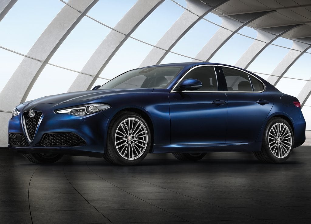 https://gcc-1307444343.cos.accelerate.myqcloud.com/images/235126/r_960x540/generations/generation_64a6434cae824_alfa-romeo-giulia-exterior-front-left-angled.jpg