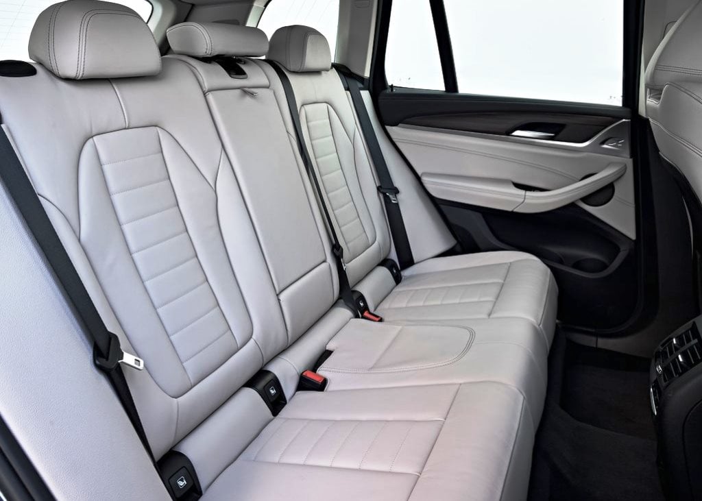 https://gcc-1307444343.cos.accelerate.myqcloud.com/images/25693a/r_960x540/generations/generation_64a3b8bdea5ef_bmw-x3-interior-rear-seats.jpg