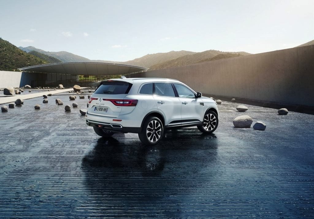 https://gcc-1307444343.cos.accelerate.myqcloud.com/images/27de15/r_960x540/generations/generation_6495427f8e07c_renault-koleos-exterior-rear-and-side-profile.jpg