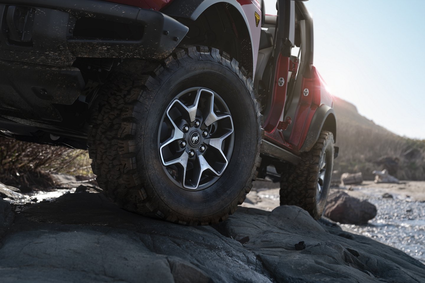 https://gcc-1307444343.cos.accelerate.myqcloud.com/images/28a1a5/r_960x540/generations/generation_649544c489a86_ford-bronco-exterior-rim.jpg