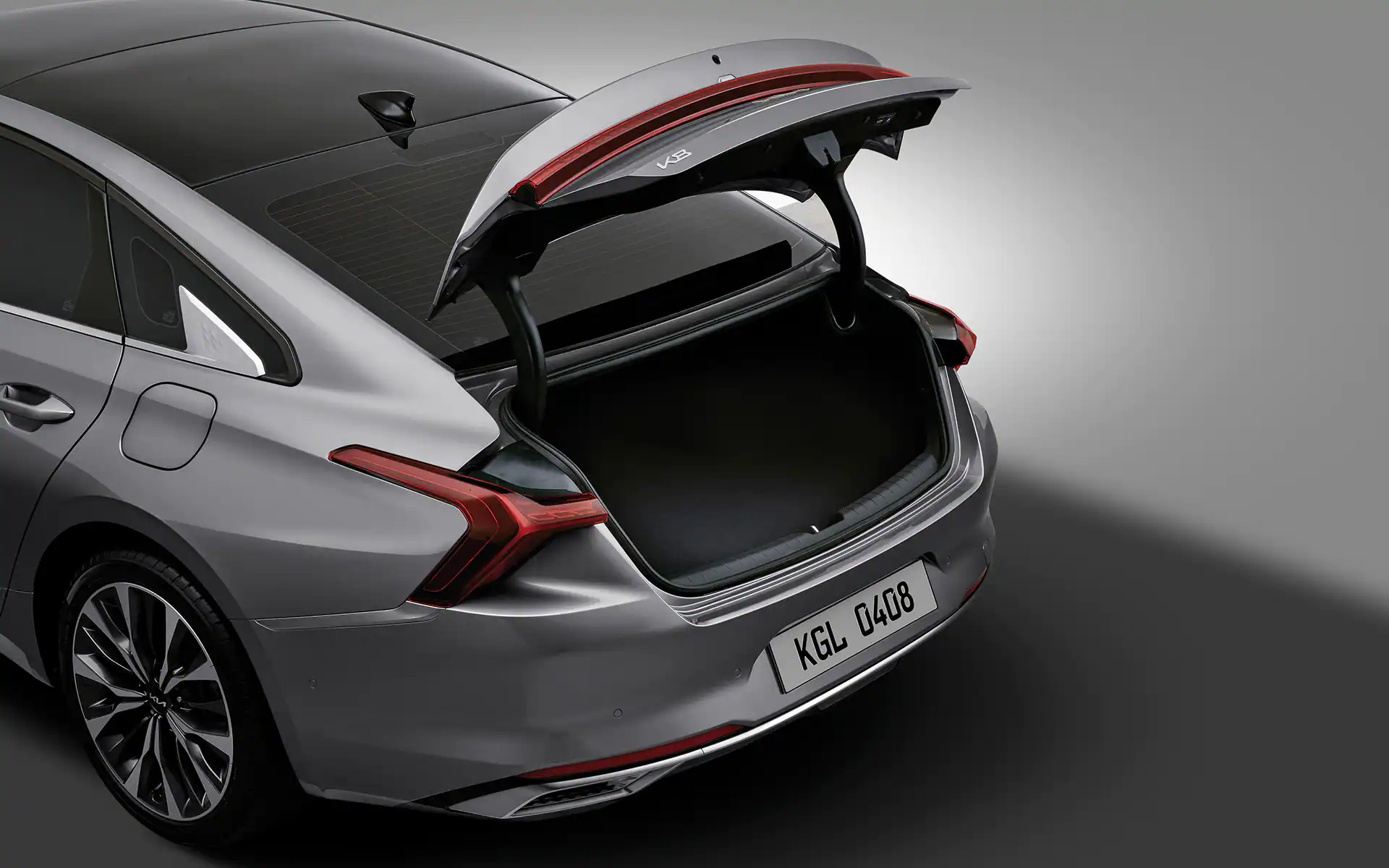 https://gcc-1307444343.cos.accelerate.myqcloud.com/images/2ac7a2/r_960x540/generations/generation_64ab8e8873f5d_kia-k8-exterior-boot.jpg
