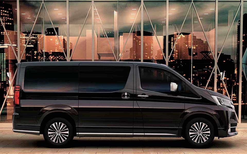 https://gcc-1307444343.cos.accelerate.myqcloud.com/images/2bbfd6/r_960x540/generations/generation_649958c25cd33_toyota-granvia-exterior-side-profile.jpg