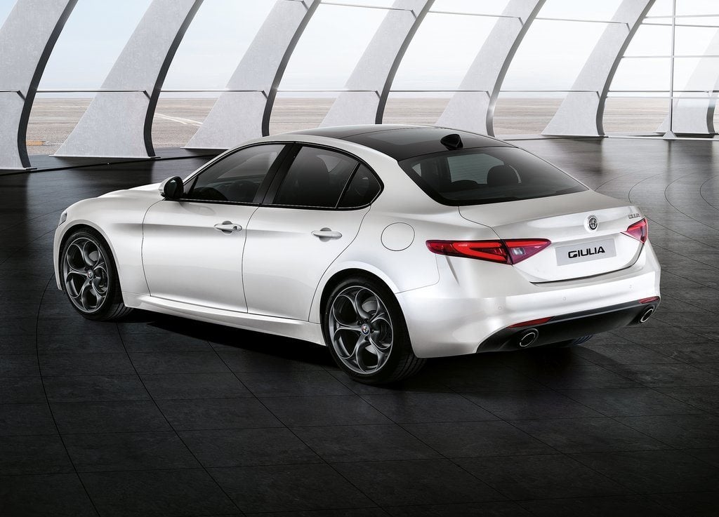 https://gcc-1307444343.cos.accelerate.myqcloud.com/images/2d31d9/r_960x540/generations/generation_64a6434ceedb4_alfa-romeo-giulia-exterior-rear-right-angled.jpg