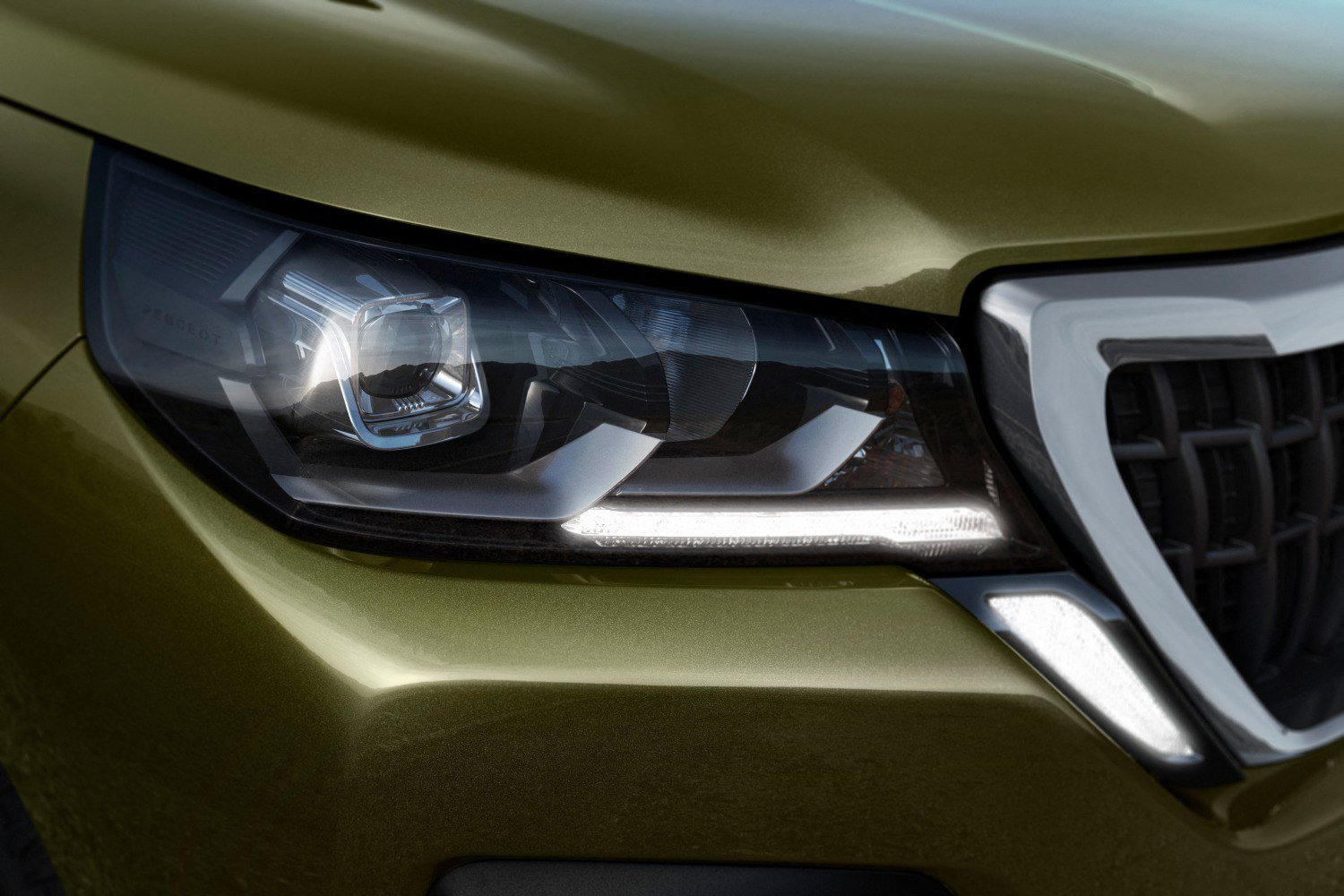 https://gcc-1307444343.cos.accelerate.myqcloud.com/images/2f156c/r_960x540/generations/generation_649447cc2af54_peugeot-landtrek-exterior-headlight.jpg