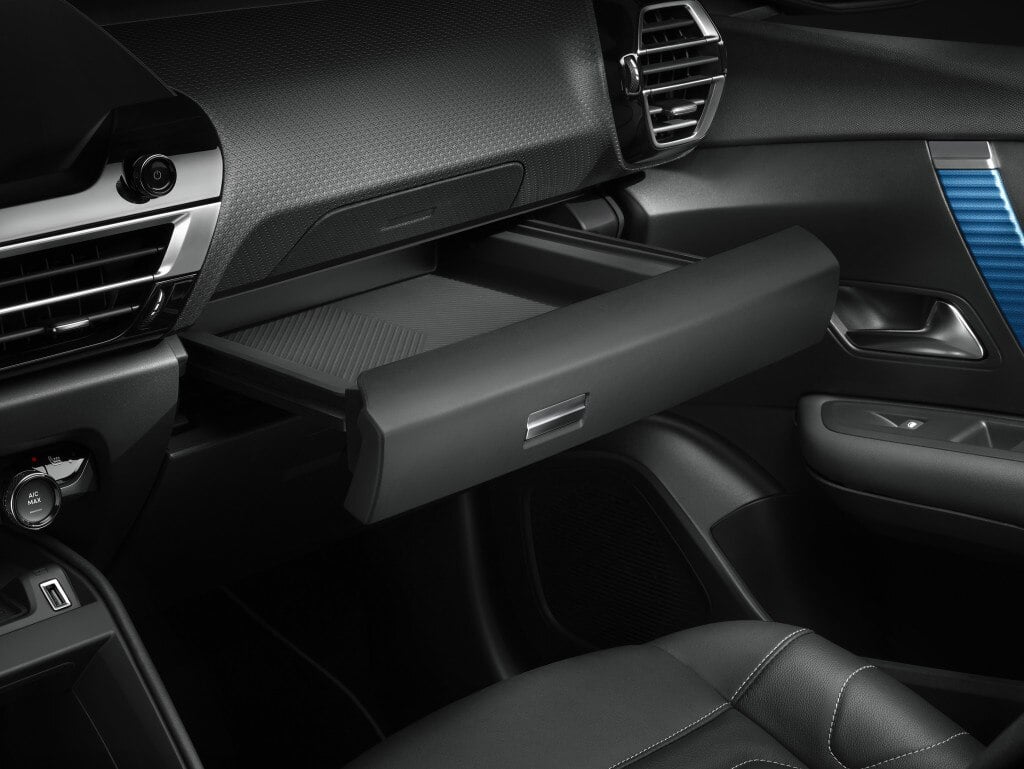 https://gcc-1307444343.cos.accelerate.myqcloud.com/images/2fb0f0/r_960x540/generations/generation_64a3c72a62cd7_citroen-c4-interior-gove-box.jpg