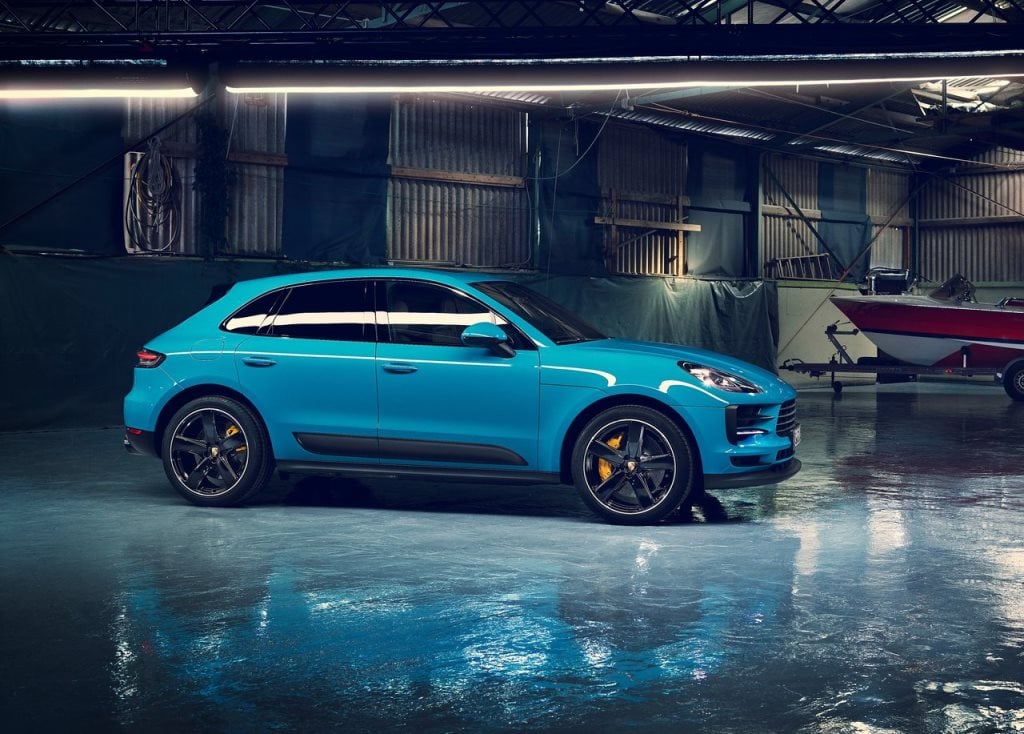 https://gcc-1307444343.cos.accelerate.myqcloud.com/images/33519a/r_960x540/generations/generation_64a122b7172fb_porsche-macan-exterior-side-profile.jpg