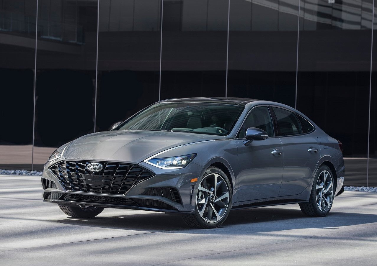 https://gcc-1307444343.cos.accelerate.myqcloud.com/images/3533ac/r_960x540/generations/generation_6496765471f53_hyundai-sonata-exterior-front-left-angled.jpg