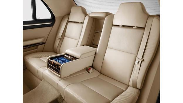 https://gcc-1307444343.cos.accelerate.myqcloud.com/images/358204/r_960x540/generations/generation_64a7bfde60098_hongqi-l5-interior-rear-seats.jpg