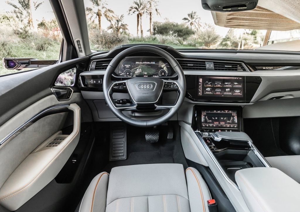 https://gcc-1307444343.cos.accelerate.myqcloud.com/images/38b47a/r_960x540/generations/generation_64a6f2781815e_audi-e-tron-interior-cockpit.jpg