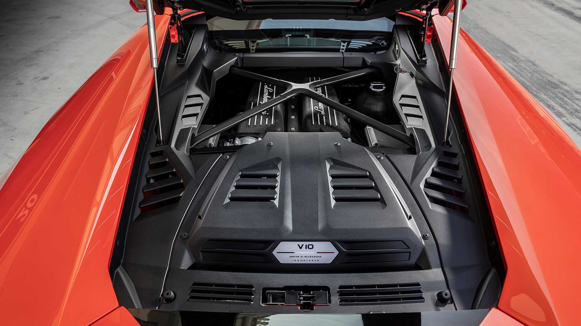 https://gcc-1307444343.cos.accelerate.myqcloud.com/images/39d590/r_960x540/generations/generation_649af040c64ad_lamborghini-huracan-exterior-engine.jpg