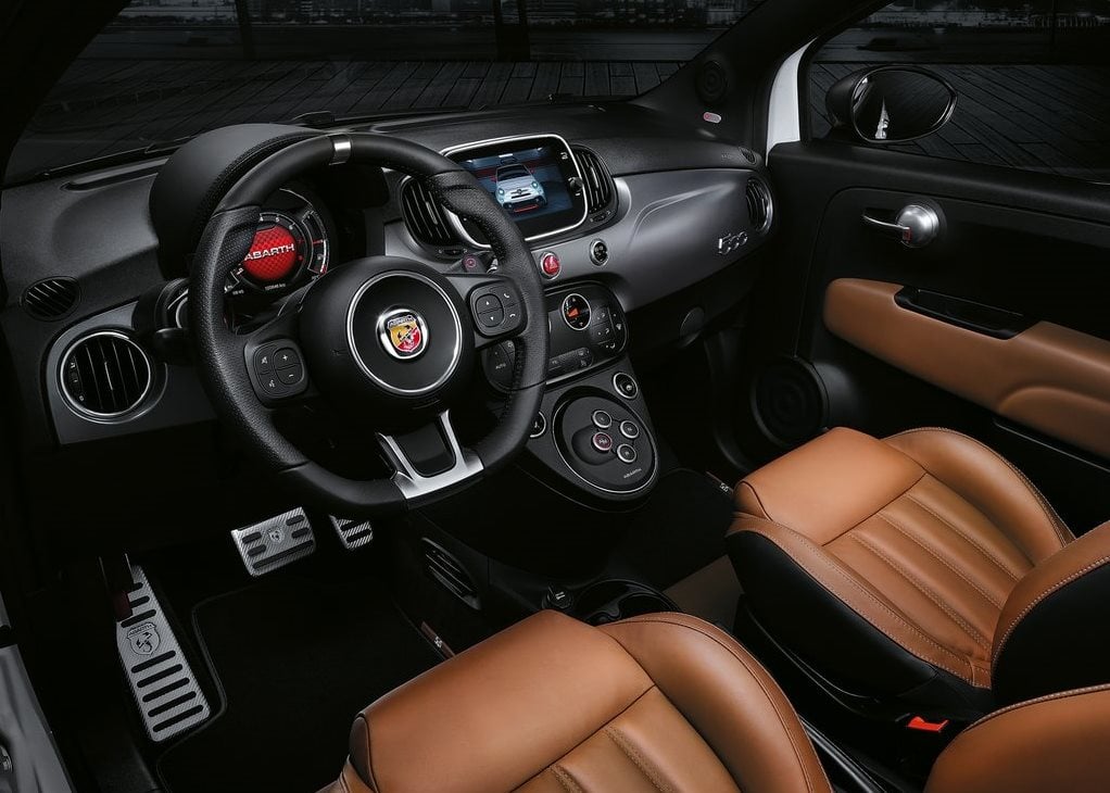 https://gcc-1307444343.cos.accelerate.myqcloud.com/images/39e3b3/r_960x540/generations/generation_64a6ef7a5795c_abarth-595-interior-cockpit.jpg
