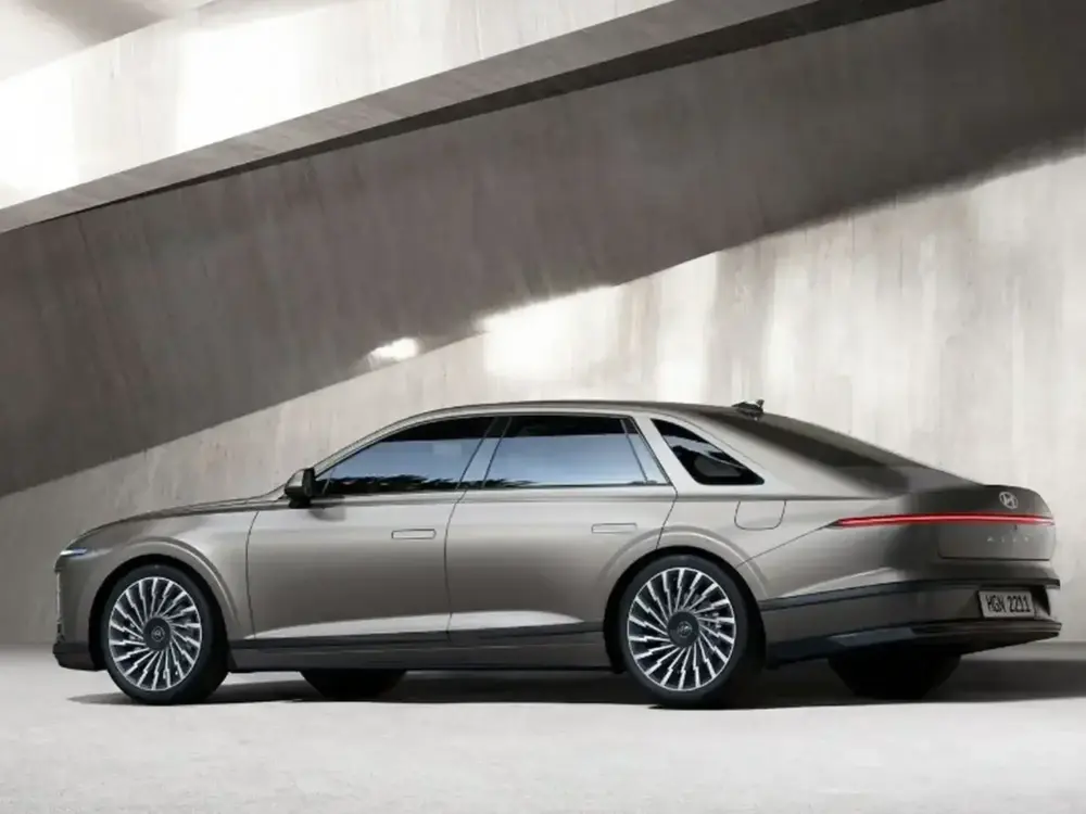 https://gcc-1307444343.cos.accelerate.myqcloud.com/images/3aa4bb/r_960x540/generations/generation_668e5a3c48962_hyundai-azera-side-profile.webp