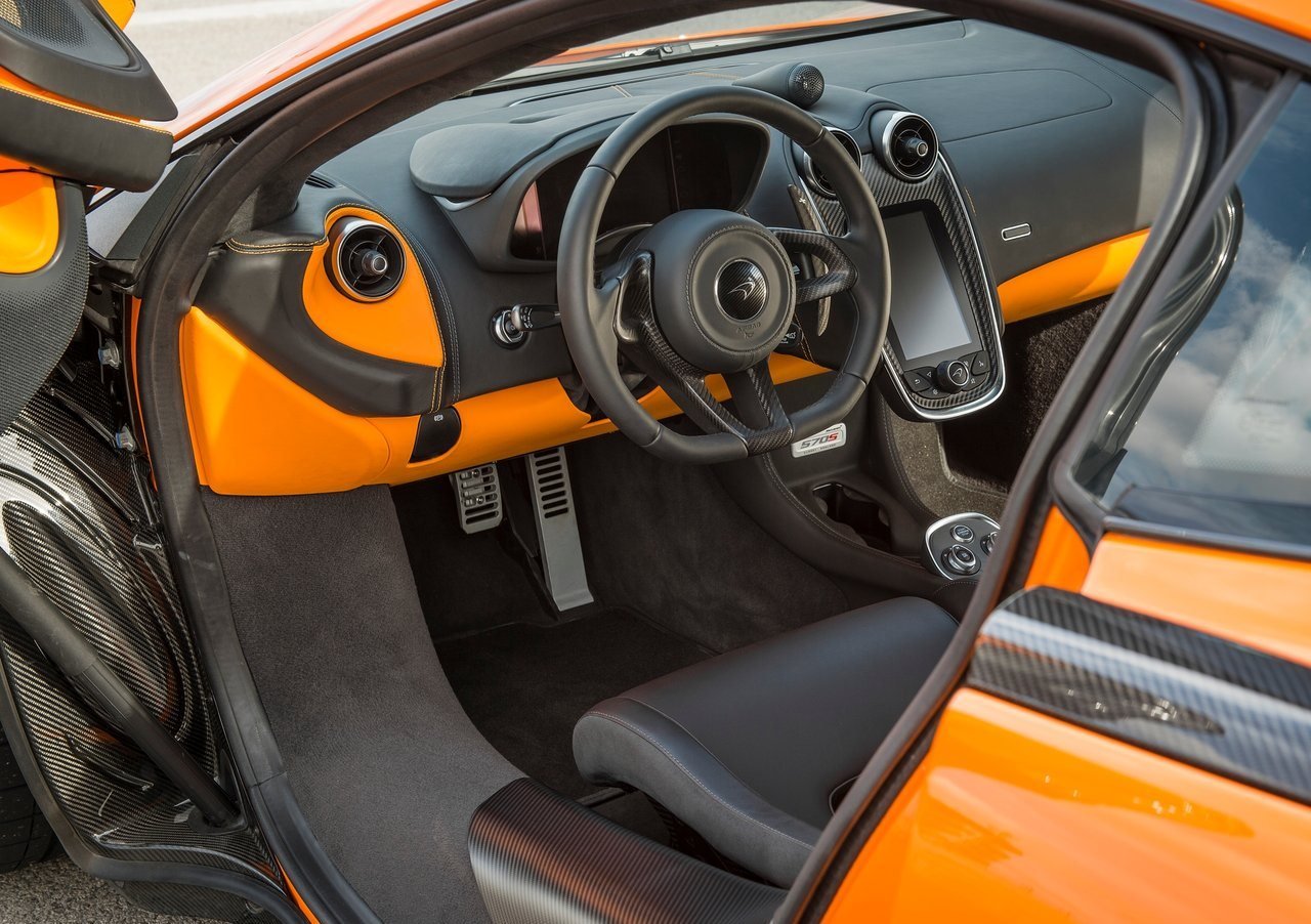 https://gcc-1307444343.cos.accelerate.myqcloud.com/images/3ae122/r_960x540/generations/generation_64a622f9e8ec2_mclaren-570s-interior-cockpit.jpg