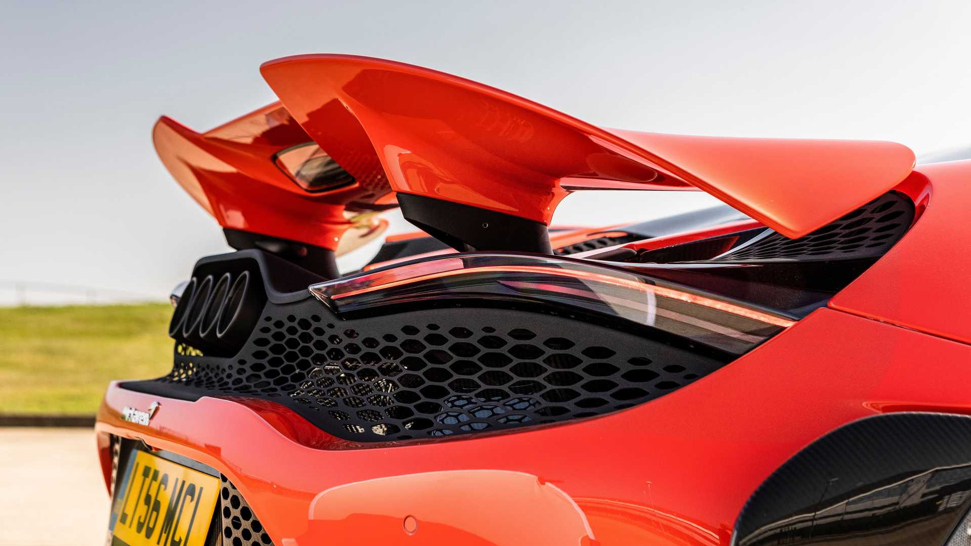 https://gcc-1307444343.cos.accelerate.myqcloud.com/images/3c1cd4/r_960x540/generations/generation_64a7f8d26c292_mclaren-765lt-exterior-tail-light-and-soiler.jpg