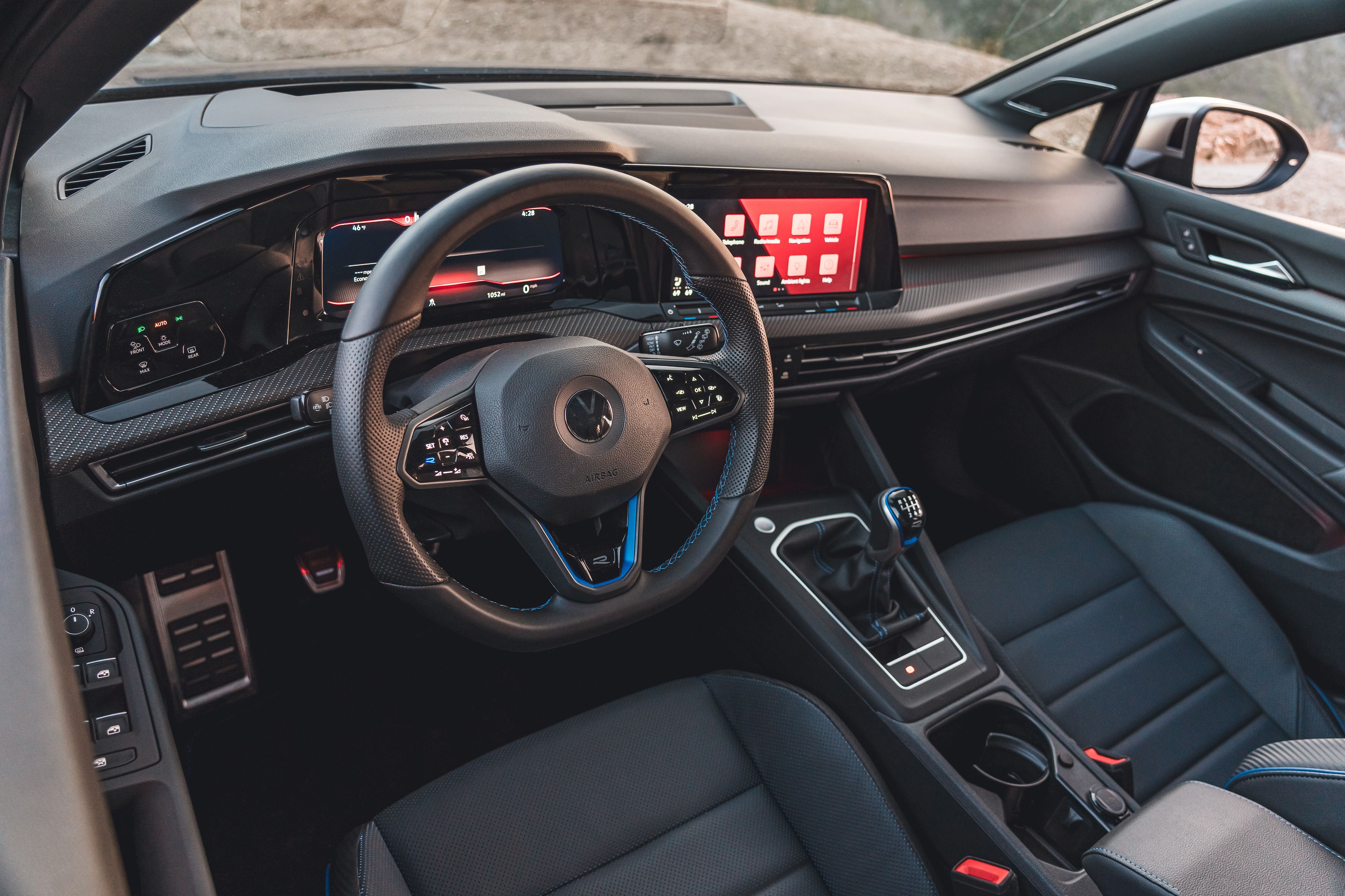 https://gcc-1307444343.cos.accelerate.myqcloud.com/images/3ccb2b/r_960x540/generations/generation_66cdade6f3233_volkswagen-golf-r-cockpit.jpg