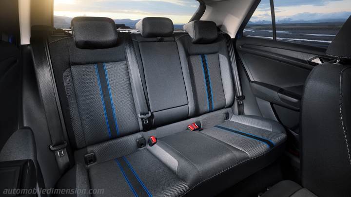 https://gcc-1307444343.cos.accelerate.myqcloud.com/images/3e1126/r_960x540/generations/generation_64a7f7a28077f_volkswagen-t-roc-exterior-rear-seats.jpg