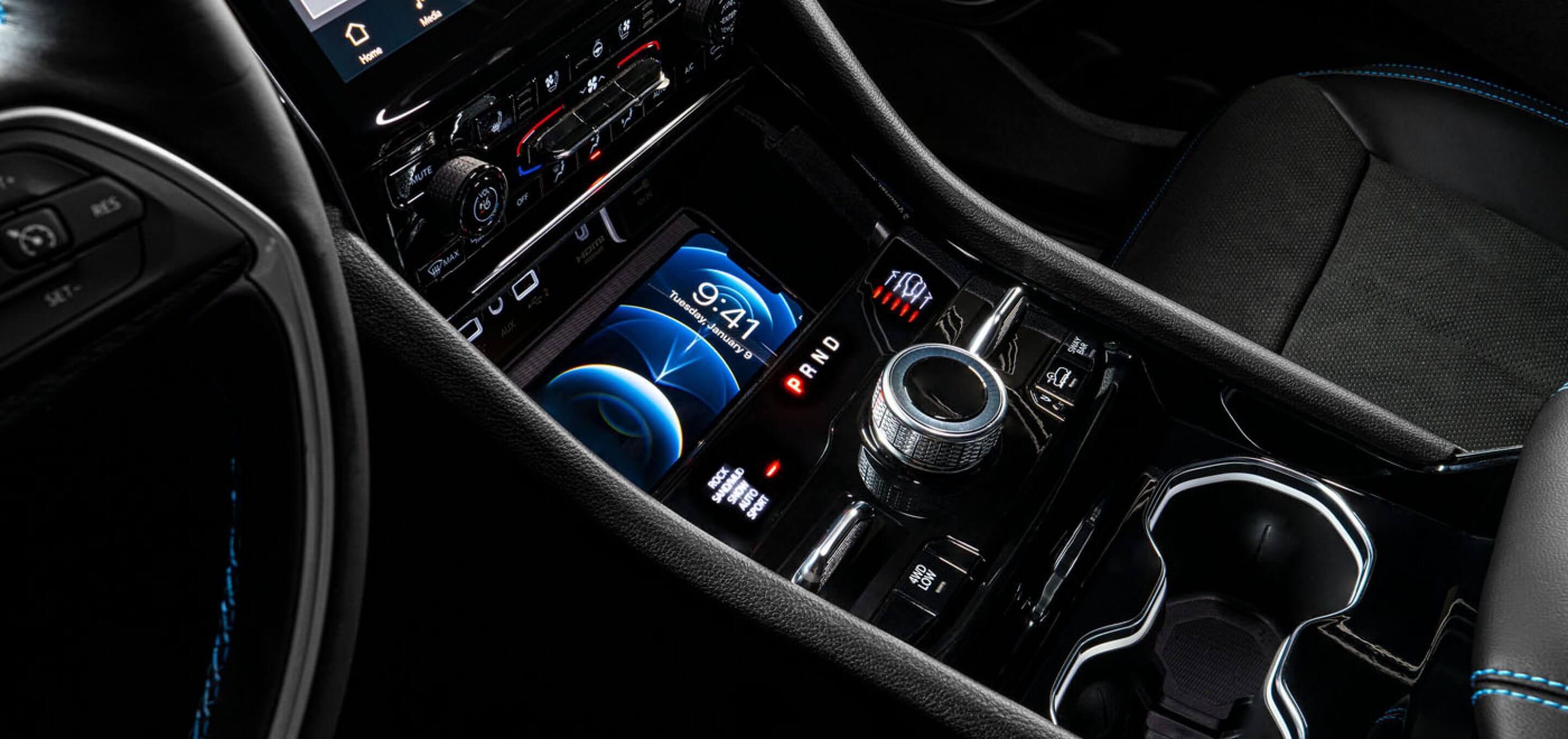 https://gcc-1307444343.cos.accelerate.myqcloud.com/images/3e1934/r_960x540/generations/generation_64a6151bdca04_jeep-grand-cherokee-interior-gear-and-controls.jpg