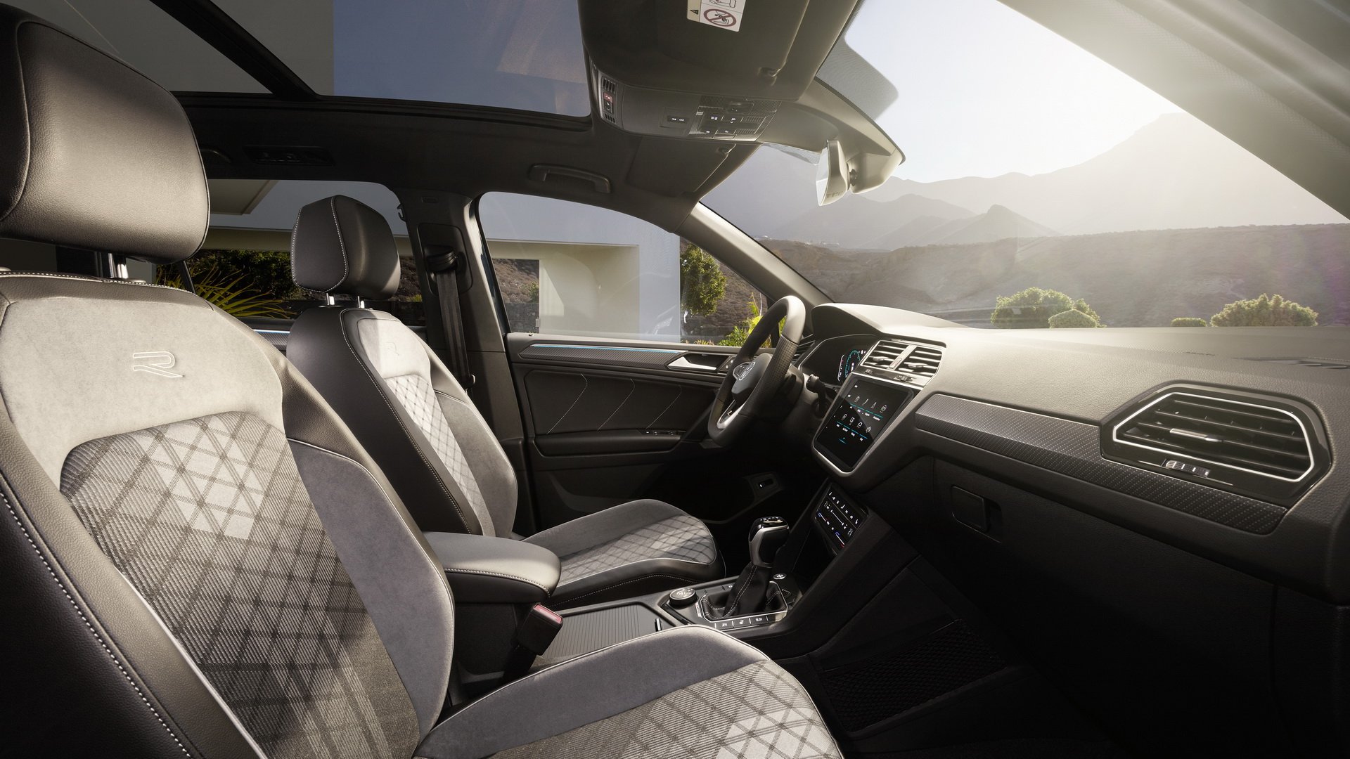 https://gcc-1307444343.cos.accelerate.myqcloud.com/images/44ecec/r_960x540/generations/generation_64a2c02b0562a_volkswagen-tiguan-interior-front-seats.jpg