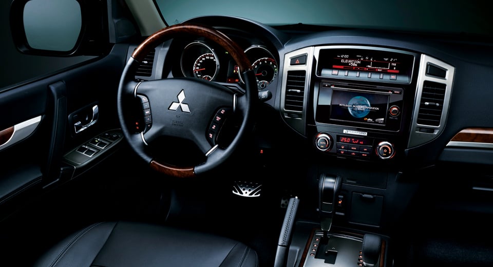 https://gcc-1307444343.cos.accelerate.myqcloud.com/images/49f845/r_960x540/generations/generation_64a5d215383be_mitsubishi-pajero-interior-cockpit.jpg