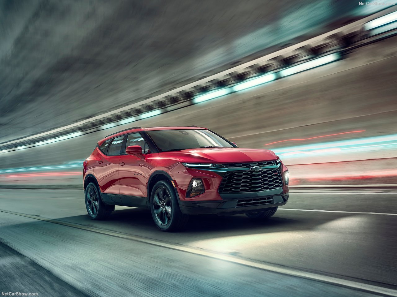 https://gcc-1307444343.cos.accelerate.myqcloud.com/images/4a2922/r_960x540/generations/generation_64a12428b23ea_chevrolet-blazer-exterior-front-right-angled.jpg