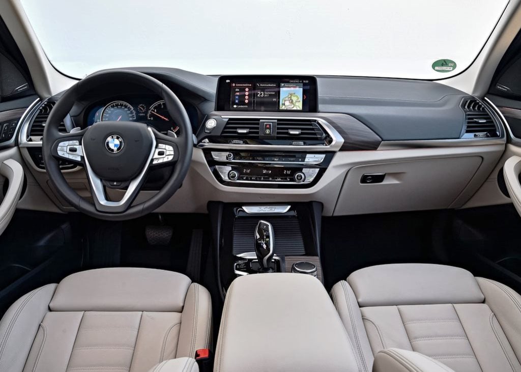 https://gcc-1307444343.cos.accelerate.myqcloud.com/images/4ad789/r_960x540/generations/generation_64a3b8bdb1e3f_bmw-x3-interior-cockpit.jpg