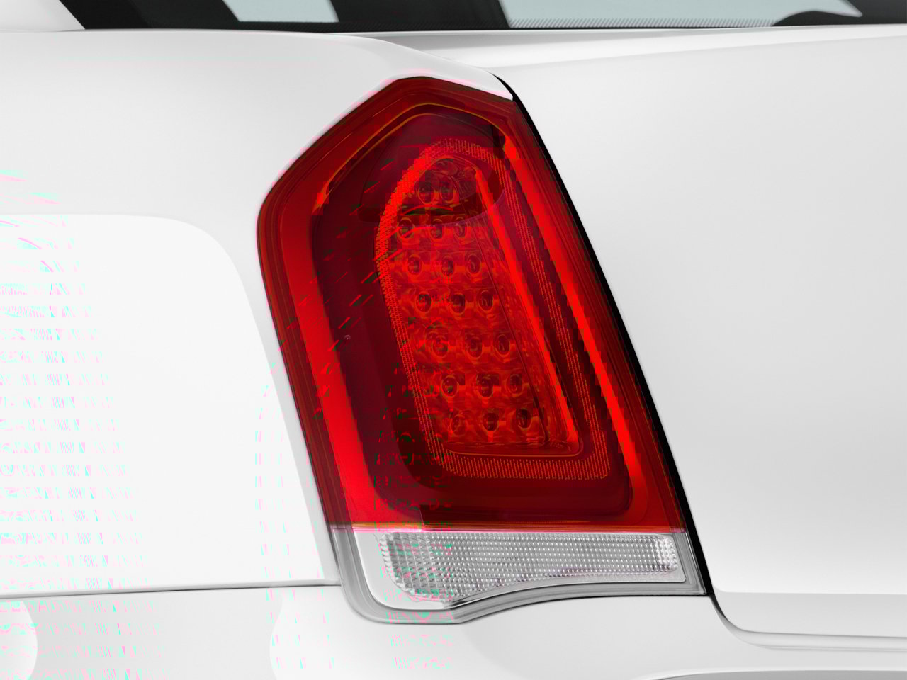https://gcc-1307444343.cos.accelerate.myqcloud.com/images/4cd362/r_960x540/generations/generation_64a6f899604b1_chrysler-300-exterior-tail-light.jpg