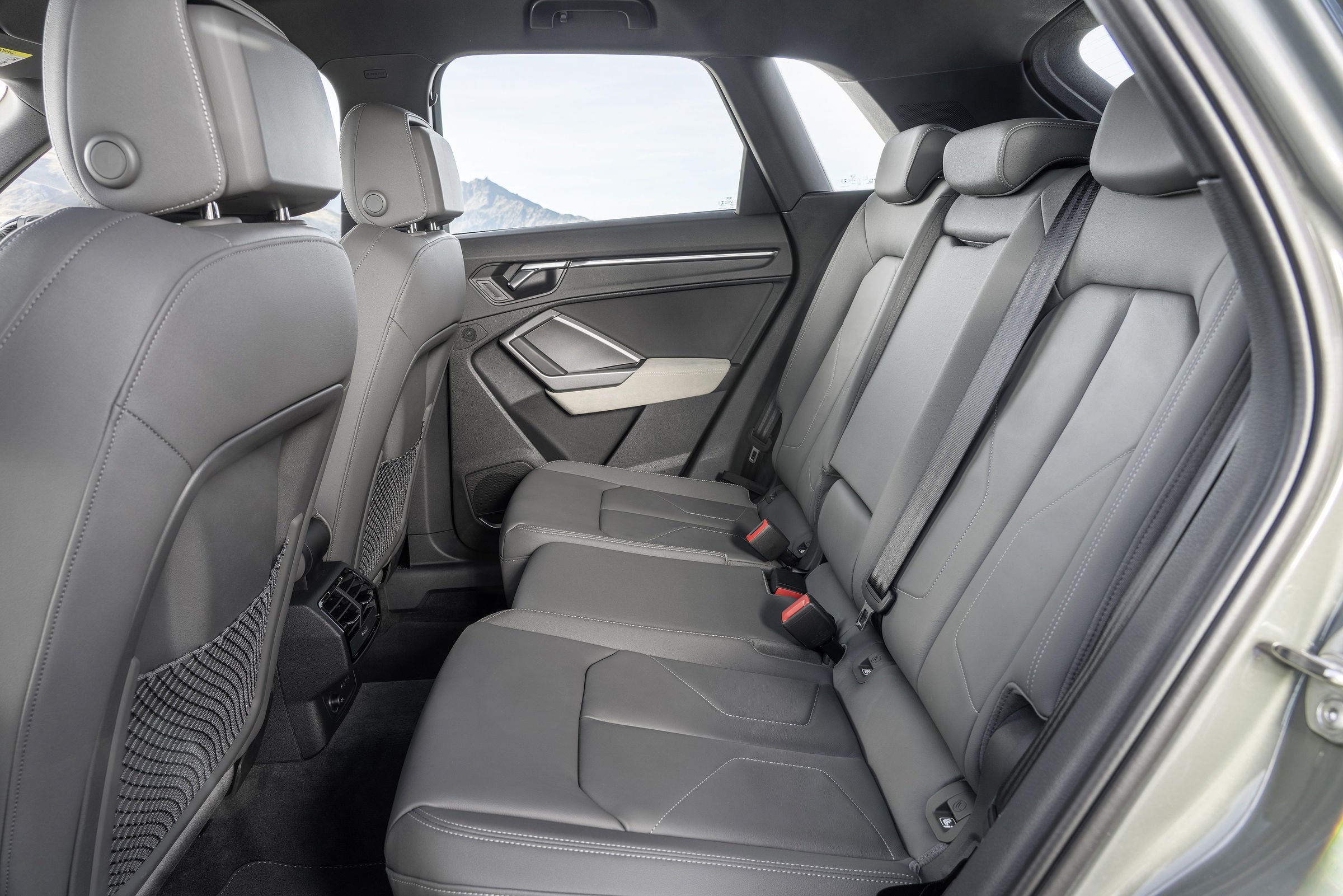 https://gcc-1307444343.cos.accelerate.myqcloud.com/images/4d5978/r_960x540/generations/generation_64a3e133da968_audi-q3-interior-rear-seats.jpg
