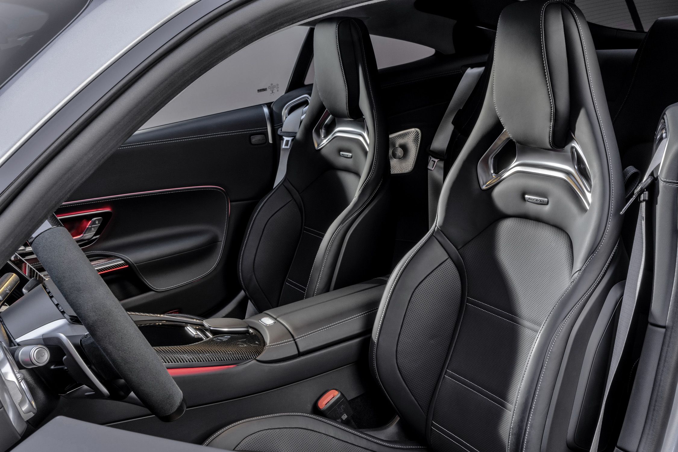 https://gcc-1307444343.cos.accelerate.myqcloud.com/images/52ef63/r_960x540/generations/generation_662b5ec209389_2024-mercedes-amg-gt-coupe-interior-118-64da40b691937.jpg