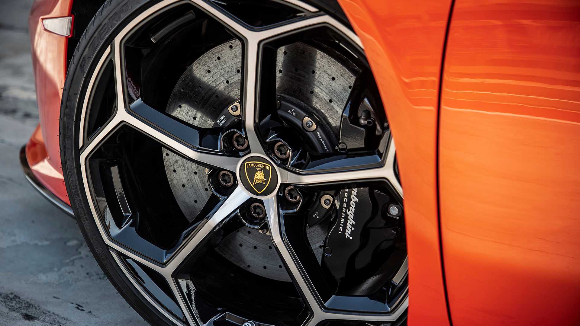https://gcc-1307444343.cos.accelerate.myqcloud.com/images/586ad0/r_960x540/generations/generation_649af0415ba56_lamborghini-huracan-exterior-rim.jpg