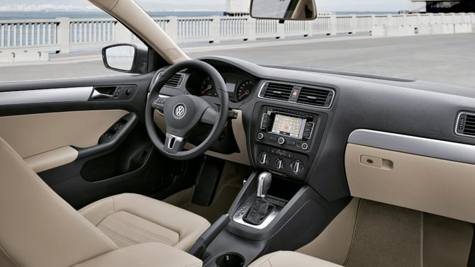 https://gcc-1307444343.cos.accelerate.myqcloud.com/images/59b15f/r_960x540/generations/generation_64a5d40ca50aa_volkswagen-jetta-interior-cockpit.jpg
