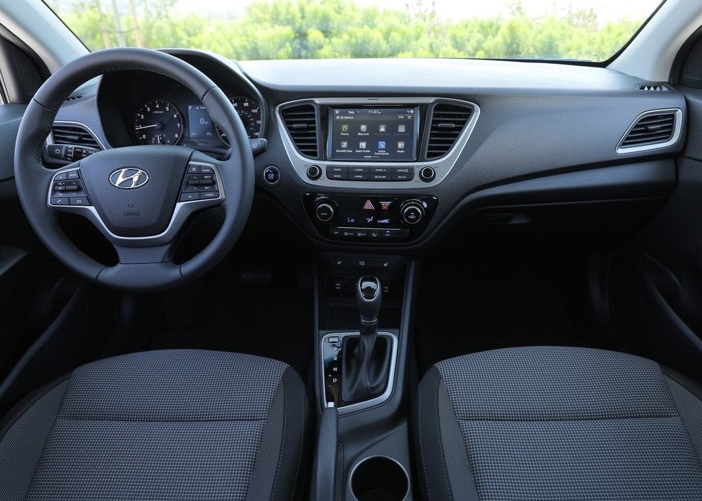 https://gcc-1307444343.cos.accelerate.myqcloud.com/images/5b29c2/r_960x540/generations/generation_64a31dac674e4_hyundai-accent-interior-cockpit.jpg